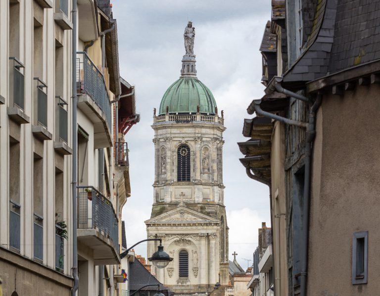 Perspective sur l'église Notre-Dame-en-Saint-Melaine depuis le contour Saint-Aubin à Rennes.