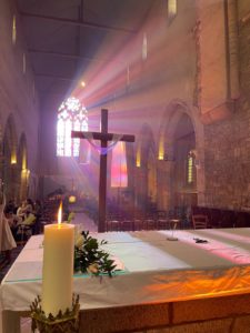 2021-04-06-photo autel et cierge pascal croix illuminée de soleil