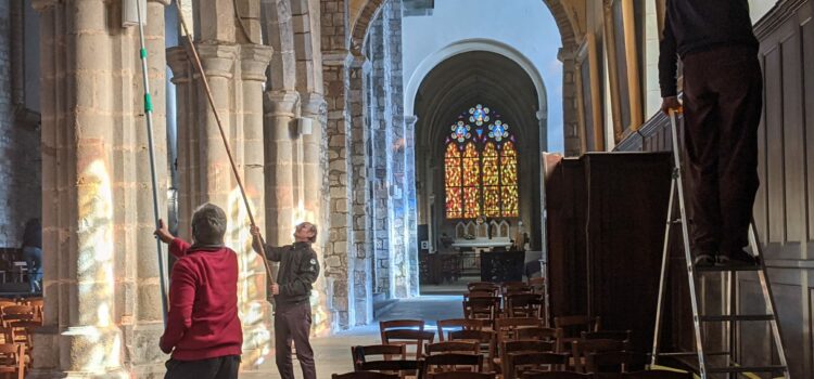 Journée de Nettoyage à l’Abbatiale : Venez nous Aider !